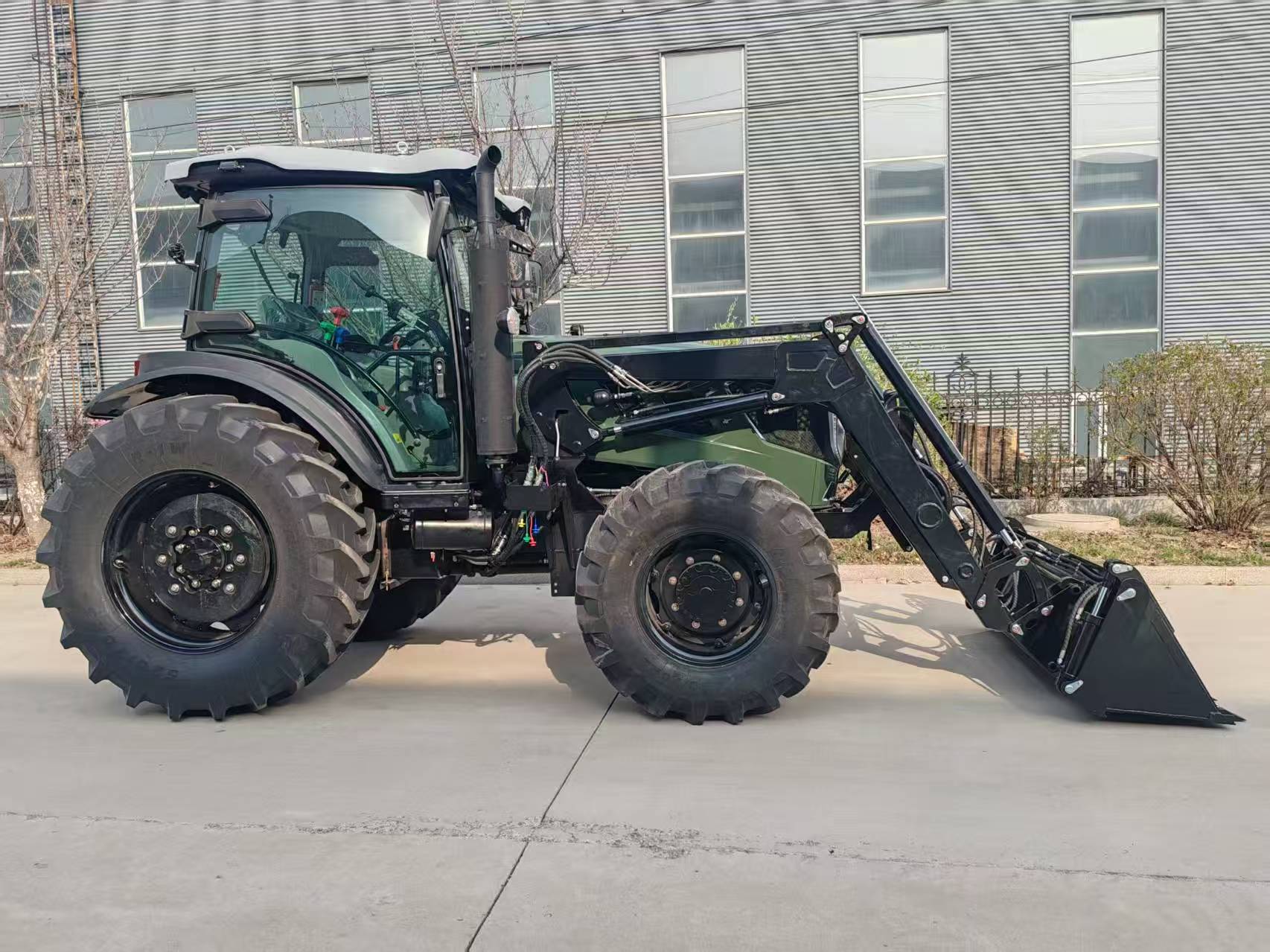 tractor cu încărcător frontal 150 cp_